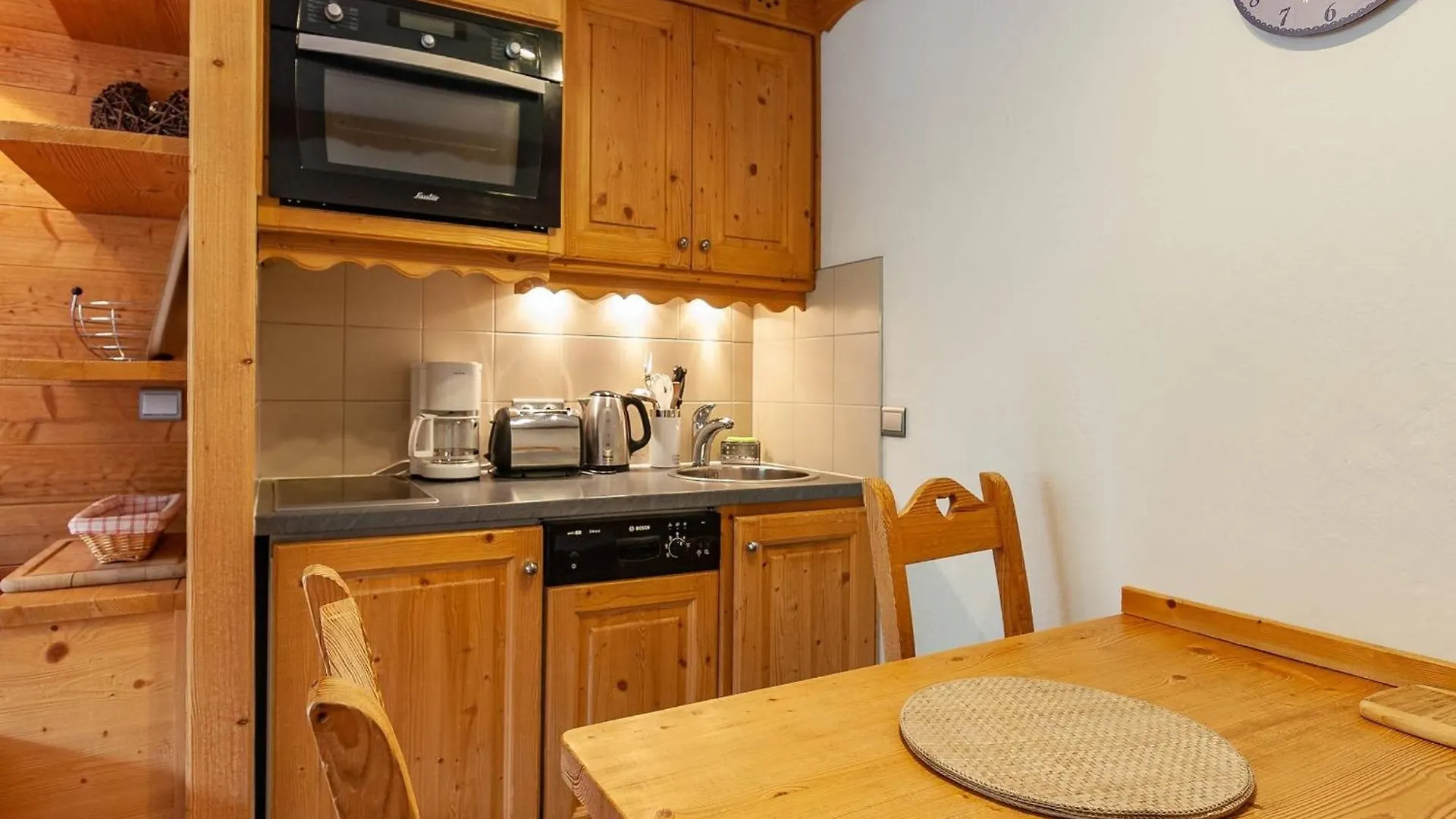 Appartement Cosy, Au Pied Des Pistes A Meribel - Fr-1-355-104 Apartment